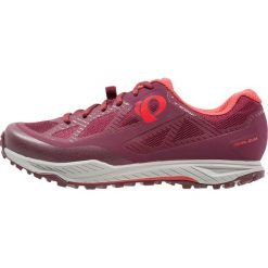 Pearl Izumi XALP CANYON Buty rowerowe port/fiery coral. Czerwone buty sportowe damskie Pearl Izumi, z materiału, rowerowe. W wyprzedaży za 356,30 zł.