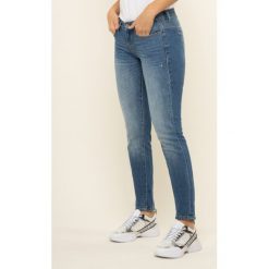 Jeansy Skinny Fit Guess Jegging W01A27 D3XR1. Niebieskie jeansy damskie Guess. W wyprzedaży za 339,00 zł.