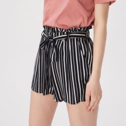 Wzorzyste szorty paperbag - Czarny. Czarne szorty damskie Sinsay, s, bez wzorów. Za 39,99 zł.