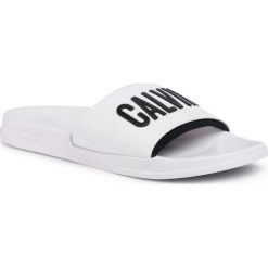 Klapki CALVIN KLEIN - Slide KM0KM00495 YCD. Białe klapki męskie Calvin Klein, ze skóry ekologicznej, bez zapięcia. Za 179,00 zł.
