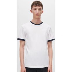 T-shirt z kontrastowym brzegiem -. T-shirty męskie Reserved, s, bez wzorów, z kontrastowym kołnierzykiem. Za 29,99 zł.
