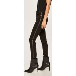 Armani Exchange - Jeansy J01. Czarne jeansy damskie Armani Exchange, z aplikacjami, z elastanu. Za 599,90 zł.