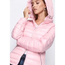 Różowa Kurtka Comfort You. Czerwone kurtki damskie pikowane Born2be, l. Za 139,99 zł.