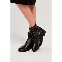 Botki oxford czarne (cieniowane) 37 czarny. Czarne botki damskie ze skóry, bez obcasa, na obcasie, na sznurówki. Za 747,00 zł.