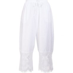 McQ Alexander McQueen BRODERIE SUMMER PANT Spodnie materiałowe optic white. Białe spodnie damskie marki McQ Alexander McQueen, bez wzorów, z bawełny. W wyprzedaży za 707,60 zł.