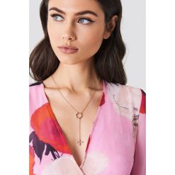 Naszyjniki damskie: NA-KD Accessories Długi naszyjnik Bee – Gold