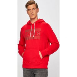 Levi's - Bluza. Czerwone bluzy męskie s, z nadrukiem, z bawełny, z kapturem. W wyprzedaży za 139,90 zł.