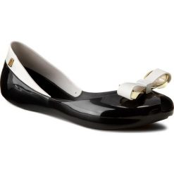 Baleriny MELISSA - Queen IV Ad 31695 Black/White 51492. Czarne baleriny damskie lakierowane Melissa, z materiału. W wyprzedaży za 209,00 zł.