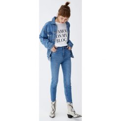 Jeansy capri z wysokim stanem. Niebieskie spodnie damskie z wysokim stanem marki Pull&Bear, z jeansu, z podwyższonym stanem. Za 79,90 zł.