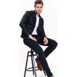 KURTKA MĘSKA ZE STÓJKĄ ZE SKÓRY EKOLOGICZNEJ PERFOROWANEJ. Szare kurtki męskie skórzane Top Secret, na jesień, m, eleganckie. Za 99,99 zł.
