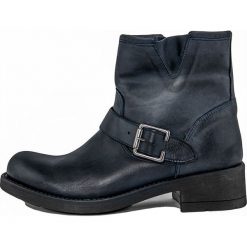 Skórzane botki w kolorze granatowym. Niebieskie botki damskie Eye, na klamry. W wyprzedaży za 299,95 zł.