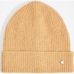Czapka beanie o splocie w prążki - Pomarańczowy. Pomarańczowe czapki damskie Mohito, bez wzorów, ze splotem. W wyprzedaży za 19,99 zł.
