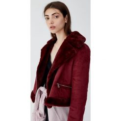 Kurtka typu biker z dwustronnej skóry. Czerwone kurtki damskie marki Pull&Bear, bez wzorów, ze skóry, bez kaptura. Za 199,00 zł.