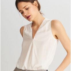 Elegancka bluzka z wiskozy - Kremowy. Białe bluzki damskie Reserved, bez wzorów, z wiskozy, eleganckie, bez kołnierzyka, bez rękawów. Za 59,99 zł.