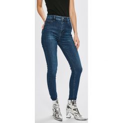 Guess Jeans - Jeansy. Niebieskie rurki damskie marki Guess Jeans, z aplikacjami, z elastanu, z podwyższonym stanem. Za 459,90 zł.