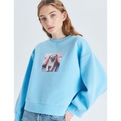 Bluza oversize z nadrukiem - Niebieski. Niebieskie bluzy damskie Cropp, s, z nadrukiem, bez rękawów, bez kaptura. Za 69,99 zł.