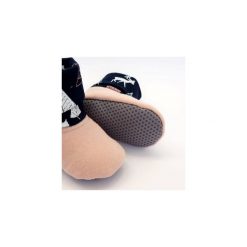 Bambosze dla dziecka Buty dla niemowlaka Buty dla dziecka Buty niechodki Prezent dla dziecka Buty z miękką podeszwą. Niebieskie spodnie niemowlęce marki Mimi monster alicja Łaciak, z bawełny. Za 49,00 zł.