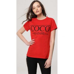 Czerwony T-shirt Relationships. Czerwone bluzki damskie Born2be, m, z nadrukiem, z dzianiny, z okrągłym kołnierzem, z krótkim rękawem. Za 39,99 zł.
