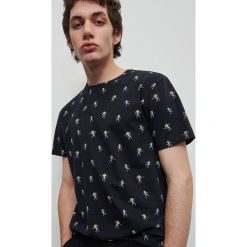 T-shirt z drobnym nadrukiem - Czarny. Czarne t-shirty męskie Reserved, s, z nadrukiem, bez kołnierzyka. Za 39,99 zł.