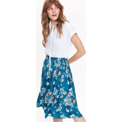 BLUZKA Z KRÓTKIM RĘKAWEM Z GUMKĄ NA DOLE. Szare bluzki koszulowe Top Secret, eleganckie, z krótkim rękawem. Za 29,99 zł.