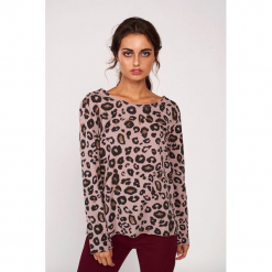 Koszulka w kolorze różowym ze wzorem. Różowe t-shirty damskie marki Dioxide, s, z motywem zwierzęcym, z dekoltem w łódkę, z długim rękawem. W wyprzedaży za 89,95 zł.