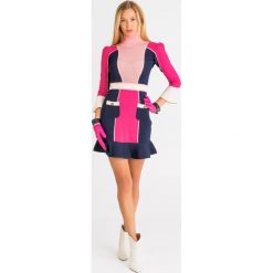 SUKIENKA ELISABETTA FRANCHI. Sukienki damskie Elisabetta Franchi, na imprezę, bez wzorów, z dzianiny, z golfem, bez rękawów, mini, dopasowane. Za 1016,95 zł.