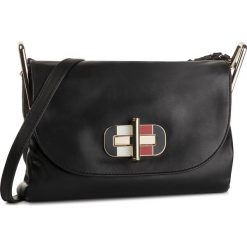 Torebka TOMMY HILFIGER - Soft Turnlock Mini Saddle AW0AW06926 002. Czarne listonoszki damskie TOMMY HILFIGER, bez wzorów, ze skóry, na ramię, bez dodatków. Za 1099,00 zł.