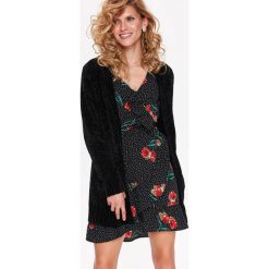 CZARNY KARDIGAN Z SZENILI. Czarne kardigany damskie marki Top Secret, l, z jeansu. W wyprzedaży za 49,99 zł.