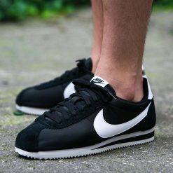 Nike Classic Cortez Nylon "Black" (807472-011). Czarne buty sportowe męskie Nike, na wiosnę, z zamszu, bez zapięcia. Za 299,99 zł.