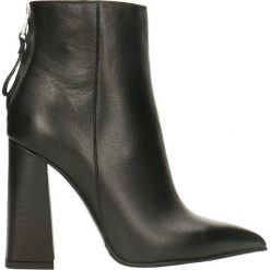 Botki INGRID. Czarne botki damskie Gino Rossi, ze skóry, eleganckie, za kostkę, na wysokim obcasie, na słupku, bez zapięcia. Za 299,90 zł.