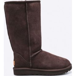 UGG - Kozaki. Brązowe buty zimowe damskie Ugg, z materiału, z okrągłym noskiem, na obcasie. Za 1199,00 zł.