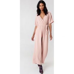 Rut&Circle Kombinezon Ollie - Pink. Różowe kombinezony damskie Rut&Circle, bez wzorów, z poliesteru, bez kołnierzyka, bez rękawów. Za 161,95 zł.
