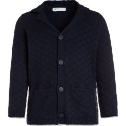 Benetton JACKET BABY Kardigan dark blue. Niebieskie swetry chłopięce marki Benetton, z bawełny. Za 129,00 zł.