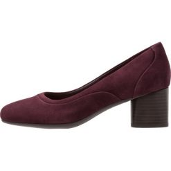 Clarks Unstructured UN COSMO STEP Czółenka aubergine. Czerwone czółenka marki Clarks Unstructured, ze skóry. Za 429,00 zł.