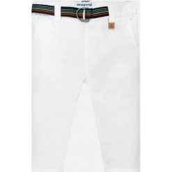Mayoral - Spodnie dziecięce 80-98 cm. Białe spodnie chłopięce marki Mayoral, w paski, z elastanu, casualowe. Za 105,90 zł.