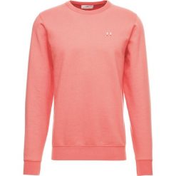 Uniforms for the Dedicated CREWNECK Bluza coral. Czerwone kardigany męskie marki Uniforms for the Dedicated, l, z bawełny. W wyprzedaży za 344,25 zł.