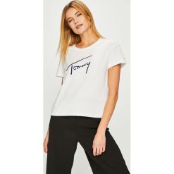 Tommy Jeans - Top. Białe topy damskie marki Tommy Jeans, s, z nadrukiem, z bawełny, z okrągłym kołnierzem. Za 179,90 zł.