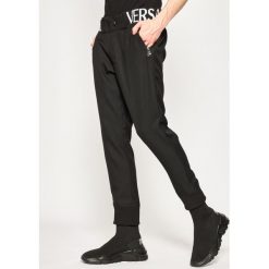 Spodnie materiałowe Versace Jeans Couture A2GVA113. Czarne jeansy męskie Versace Jeans Couture, m, bez wzorów. W wyprzedaży za 1039,00 zł.