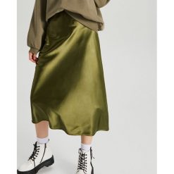 Satynowa spódnica midi - Khaki. Brązowe spódniczki damskie Cropp, s, bez wzorów, z satyny, midi. W wyprzedaży za 19,99 zł.