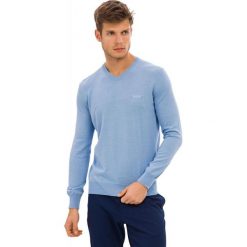 Galvanni sweter męski Odder XL jasnoniebieski. Niebieskie swetry męskie GALVANNI, xl, bez wzorów, z bawełny, bez kołnierzyka, bez kaptura. Za 259,00 zł.