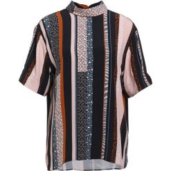 Bruuns Bazaar FREJA Bluzka multi color. Czerwone bluzki damskie marki Bruuns Bazaar, bez wzorów, z wiskozy, bez kołnierzyka, bez rękawów. W wyprzedaży za 349,30 zł.