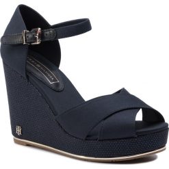 Sandały TOMMY HILFIGER - Feminine Wedge Sandal Basic FW0FW04078 Midnight 403. Niebieskie klapki damskie TOMMY HILFIGER, bez wzorów, ze skóry, bez obcasa, na obcasie. W wyprzedaży za 319,00 zł.