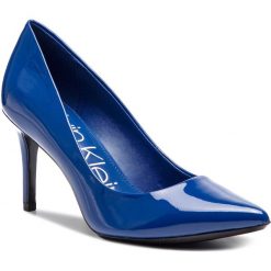 Szpilki CALVIN KLEIN - Gazelle E4427 Royal Blue. Niebieskie półbuty damskie marki Calvin Klein, bez wzorów, ze skóry ekologicznej, eleganckie, bez obcasa, na obcasie, bez zapięcia. Za 629,00 zł.