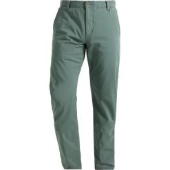 Chinosy męskie: DOCKERS ALPHA NEW Spodnie materiałowe agave green
