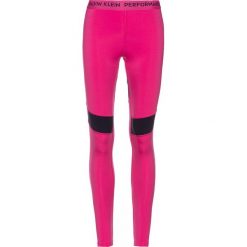 Legginsy funkcyjne w kolorze różowym. Różowe legginsy sportowe damskie m. W wyprzedaży za 109,95 zł.