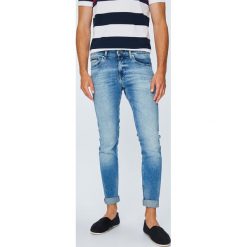 Tommy Jeans - Jeansy Scanton. Niebieskie jeansy męskie slim marki Tommy Jeans. W wyprzedaży za 269,90 zł.