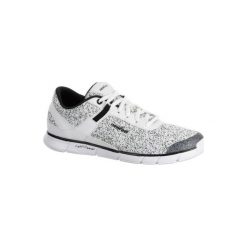 Buty damskie do szybkiego marszu Soft 540 w kolorze marmurkowobiałym. Białe buty damskie do fitnessu marki NEWFEEL, z poliesteru. Za 99,99 zł.