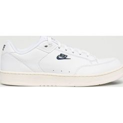 Nike Sportswear - Buty Grandstand II. Białe buty sportowe męskie marki Nike Sportswear, ze skóry, na sznurówki. W wyprzedaży za 269,90 zł.
