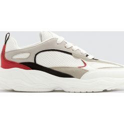 Białe buty sportowe na grubej podeszwie. Białe buty sportowe męskie marki Pull&Bear, bez zapięcia. Za 199,00 zł.