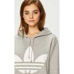 Adidas Originals - Bluza. Szare bluzy damskie z kieszeniami marki adidas Originals, z nadrukiem, z bawełny, z kapturem. W wyprzedaży za 239,90 zł.